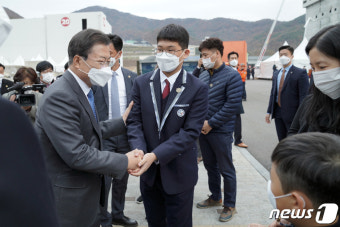 순직 소방관 유가족 위로하는 문재인 대통령