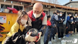 코로나도 막지 못한 사랑의 연탄배달…폐광지 독거노인에 온정