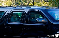 골프 마치고 차량으로 백악관 돌아가는 트럼프