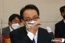 안경 고쳐쓰는 임재현 구글코리아 전무