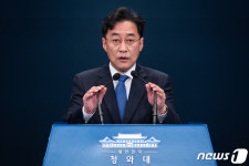 아세안 관련 정상회의 브리핑 하는 강민석 청와대 대변인