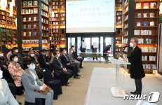 ‘책기둥 도서관’ 변신한 전주시청 로비…시민에 개방