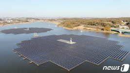 저수지에 설치된 태양광 발전 설비