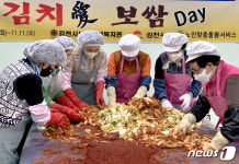 김천시노인종합복지관, 돌봄 대상 어르신 724명에 김치·보쌈 전달