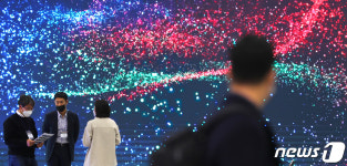 찬란한 LED 화면 속으로