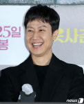 환하게 웃는 정우
