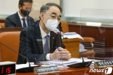 답변하는 왕정홍 방위사업청장