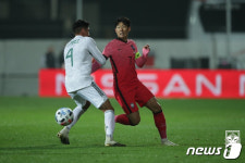 멕시코전에서 볼 다툼 하는 손흥민
