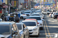 북새통 이룬 포항 죽도시장 도로