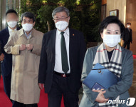산업경쟁력강화 장관회의 마친 김현미·이재갑·이동걸