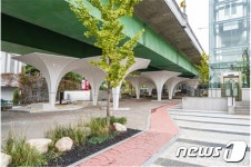 꽃잎 아래서 쉬어가세요…한남1고가 하부, 도심 쉼터로