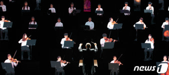 비대면으로 오케스트라 공연 참석한 단원들