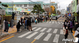염주초 학생 코로나19 확진...자녀 하교 기다리는 학부모들