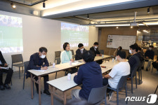 블록체인 스타트업 논스 입주자들과 간담회 갖는 박영선 장관