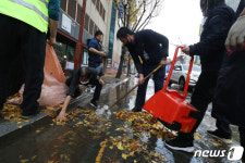 낙엽이 야속해 배수로 뚫는 시민들
