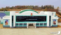 황해북도 사리원시에 들어선 청년야외극장