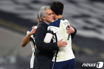 맨시티 꺾고 모리뉴 감독과 포옹하는 손흥민