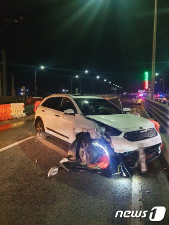 부산 동서고가도로 안전펜스 '쾅'…30대 여성 경상