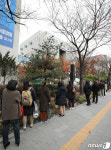 코로나19 검사 기다리는 노원구청 직원들