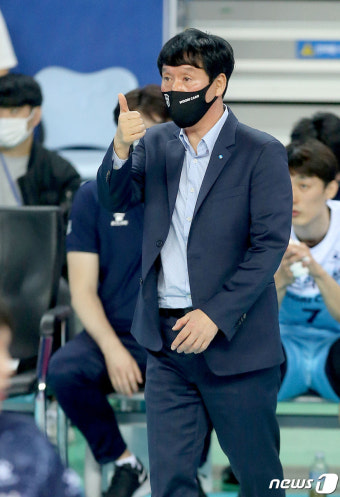 지시하는 신영철 감독