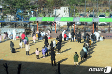 라온초 재확생 확진…전수조사 받는 아이들