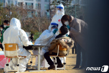 나주 라온초 학생 2명 확진…검사 받는 아이