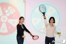 스크린 통해 즐기는 테니스