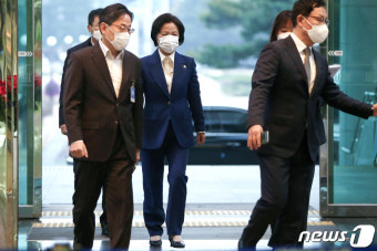 국회 의원회관 들어서는 추미애 장관