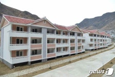 북한 김정은이 관심 쏟은 검덕지구에 들어선 새 살림집