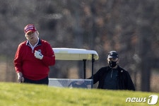 골프장 그린 올라가는 트럼프 대통령