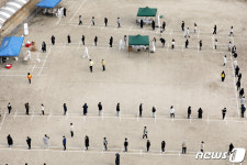 코로나19 검사 기다리는 고교생들