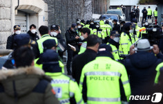 전두환 자택 앞 경찰들