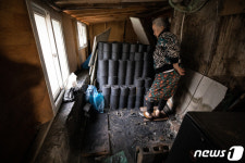 연탄창고를 가득 채우고 겨울을 맞아야 하는데...