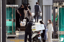 송산3동 공공복합청사 직원식당 | 거리두기 강화, 배달음식 이용하는 정부청사 직원들