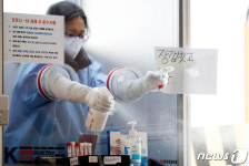 워킹 스루 선별진료소 소독하는 의료진