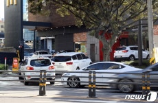 제주시내 마비시키는 맥날·스벅 드라이브스루, 교통유발부담금은 ‘0원’