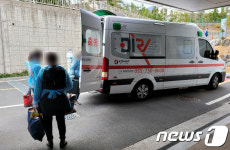 사천 경남권생활치료센터 이송되는 코로나19 확진자