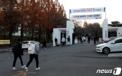[2021 수능] 순천금당고에 마련된 시험장으로 향하는 수험생들