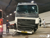 중부내륙고속도로 장연터널서 트레일러, 벽 받아 운전자 사망
