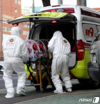 울산 남구 한 요양병원 확진자 이송하는 구급대원