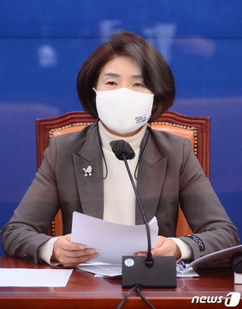 발언하는 한정애 정책위의장