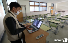 학생들과 화상수업 진행하는 고등학교 선생님