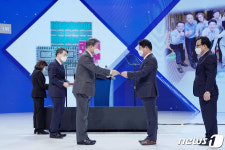 동탑산업훈장 받는 김영구 심텍 부사장