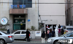 코로나19 검사 받는 울산 남구 양지요양병원 종사자들