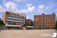 [속보]울산 북구 고등학교 기숙사서 학생 2명 확진…전수검사 중