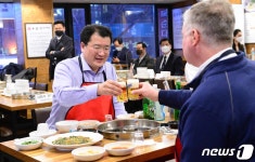 또 닭한마리 찾은 美비건…최종건 차관과 건배