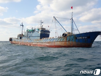 해수부, 중국 어선 승선조사 재개…불법조업 어선 3척 나포