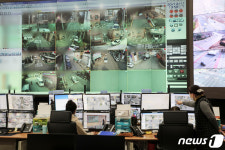 CCTV 모니터링 중인 도시정보센터 관계자들