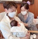 [N샷] 윤전일♥김보미, 생후 10일 아들 품에 안고 미소…가족입니다