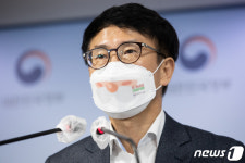 산타마스크 쓴 박치형 중기부 소상공인정책관